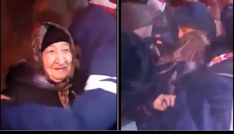 GJEORGJI/ Protestuesit pro-BE-së mbrojnë gruan e moshuar nga uji i autobotëve të policisë
