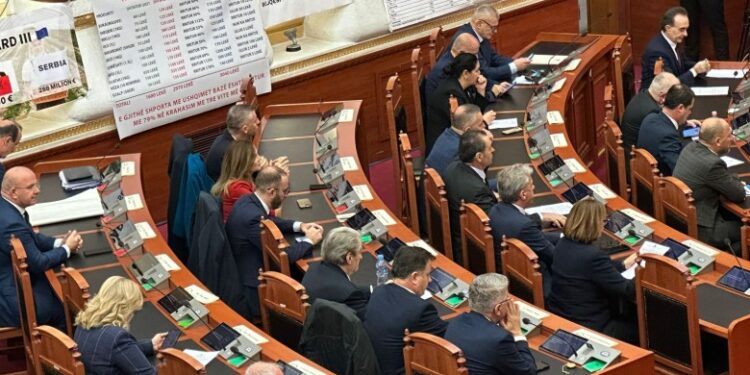 KUVEND/ Berisha ulet krah Nokës dhe kërkon 1 minutë heshtje për Repishtin! 55 amendamente për Buxhetin