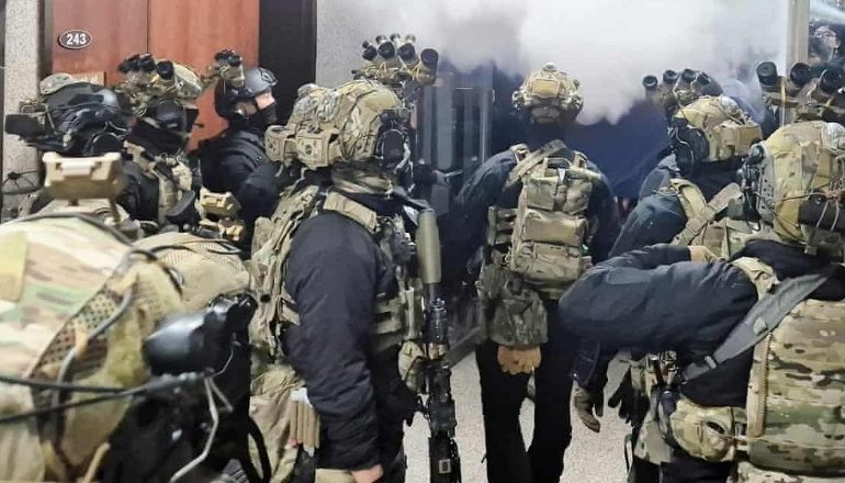 KOREA E JUGUT/ Lideri i partisë opozitare futet në Parlament duke kaluar mbi gardhin afro 2 metra të lartë