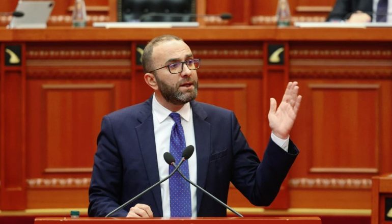 MIRATIMI I BUXHETIT 2025/ Reagon Bardhi: Pasurim i elitës, thellim i varfërisë për shqiptarët