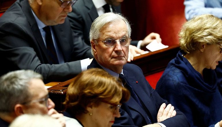 FRANCË/ Qeveria drejt mocionit të mosbesimit! Mediat: Nëse ekzekutivi bie, Macron emëron kryeministrin e ri