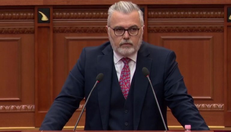TENSIONE NË PARLAMENT/ Gogu i përgjigjet Bardhit: Laje gojën nga akuzat për babin e Zenit dhe Nokën, pastaj merru me PS