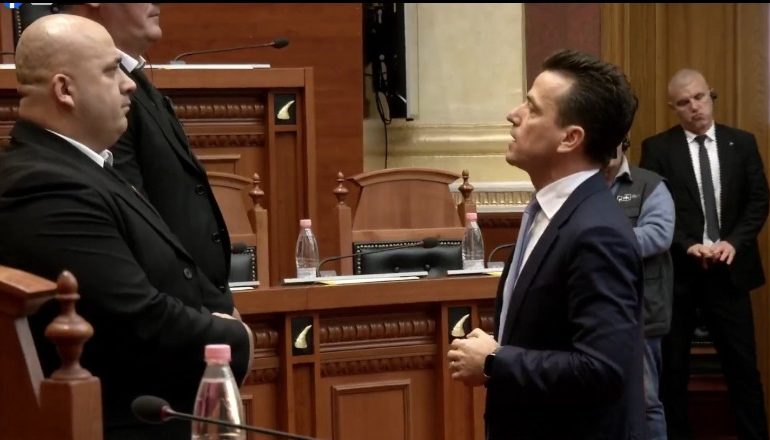DEBAT NË KUVEND/ Shehaj mban të bllokuar Foltoren, s’lë të Tabakun të flasë! Deputeti në Facebook: Unë të kam mbrojtur….
