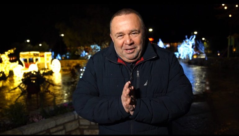 “KUR DOLËM NGA FERRI, ITALIA…”/ Gjergj Luca i dedikon këngë Giorgia Melonit për Krishtlindje