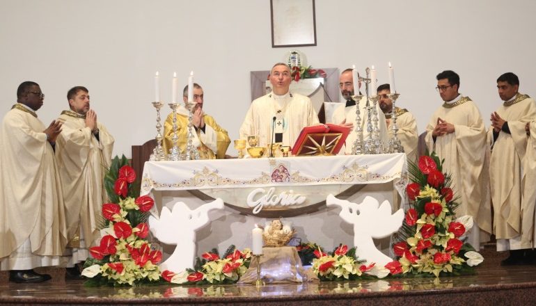 KREMTOHET KRISHTLINDJA/ Mesha e vigjiljes mbledh mijëra besimtarë në Tiranë! Dodaj: Të edukojmë të rinjtë…