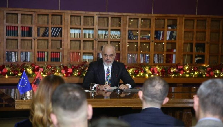 VRASJA E POGRADECIT DHE MARTINIT/ Rama sulmon opozitën: Spektakël i shëmtuar! U sajuan thika, autorë dhe…