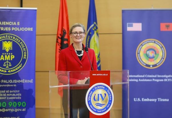 “REFORMA NË DREJTËSI…”/ E ngarkuara me punë e SHBA, Van Horn, mesazh nga Vlora: Të forcohen përpjekjet vendore për luftën kundër korrupsionit