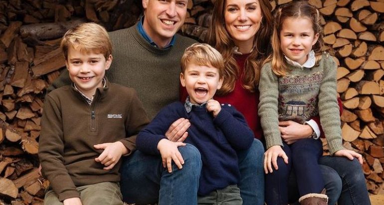 PAS NJË VITI TË VËSHTIRË/ Princ William dhe Kate postojnë kartolinën e tyre të Krishtlindjeve! Ja ku do të festojnë familja mbretërore