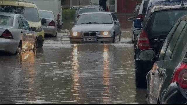 MOTI I KEQ “PUSHTON” VENDIN/ Lezha përfshihet nga rrebeshet e shiut me erëra të forta, vështirësohet qarkullimi i mjeteve
