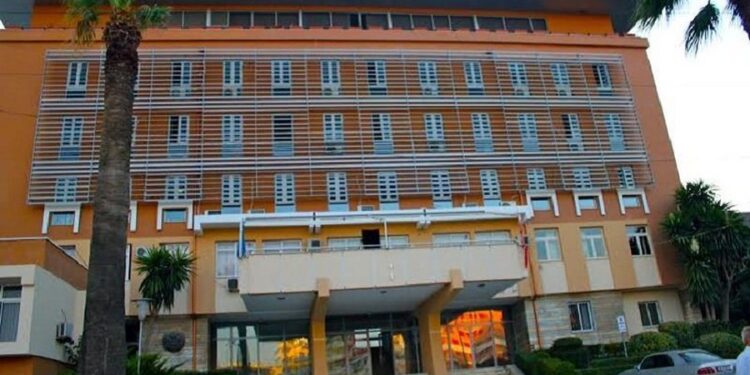TJETËRSIMI I PRONAVE NË BREGDET/ Arrestohet juristi i Hipotekës së Tiranës, Mikel Zaho