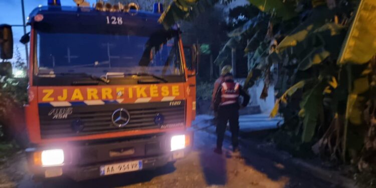 PËRFSHIHET NGA FLAKËT NJË BANESË NË SARANDË/ Zjarrfikësja mbërrin në vendngjarje. Fqinjët shpëtojnë të moshuarën