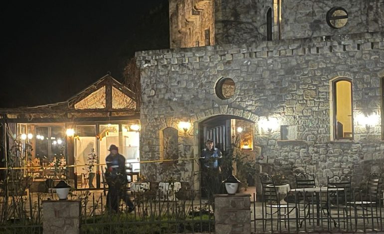 VRASJA NË NDROQ/ Autori dhe viktima miq! Dedja u ngrit nga tavolina për ta përqafuar, i riu e qëlloi…