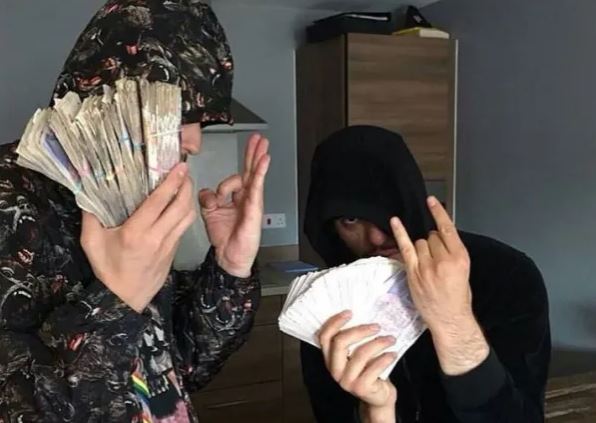 BANDA “BUMERANG”/ Si baronët shqiptarë të drogës po tallen me sistemin e emigracionit në Britani! Pastrohen çdo javë miliona paund…