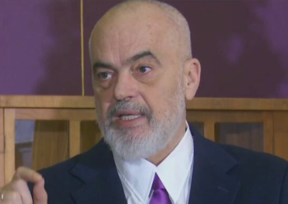 “JU JENI HERONJ”/ Rama në ceremoninë me nxënësit ekselentë: Ky është momenti i vetëm kur më duket vetja më i shkurtër…