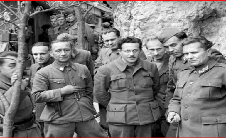 DOSSIER/ Refleksionet e shkrimtarit të njohur: Komunistët e Titos që zbritën nga malet, të palarë e të veshur keq, në godinën e Bankës Italiane rrisnin pula, në vaskën e banjos…