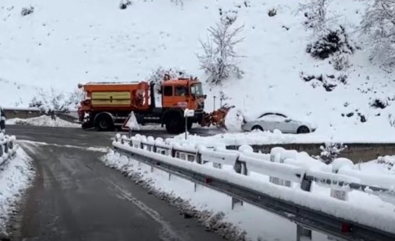 MOTI I KEQ NË KUKËS/ Vështirësi në disa segmente rrugore, probleme me furnizimin me energjinë eletrike