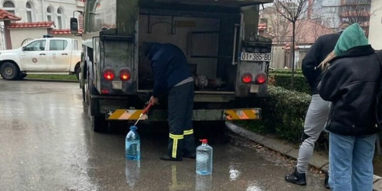 VERIU I KOSOVËS FURNIZIM ME UJË ME AUTOBOTE/ Shqipëria ndihmon Kosovën me energji elektrike