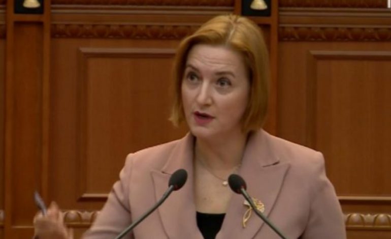 “MUA S’MË THOTË ASKUSH HAJDUTE”/ Përplasje mes opozitës dhe ministres Denaj