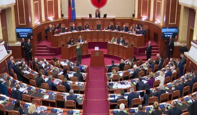 TENSIONE NË KUVEND/ PD-Manastirliut: Jep dorëheqjen. Ministrja: Ju e latë arsimin në shkretëtirë