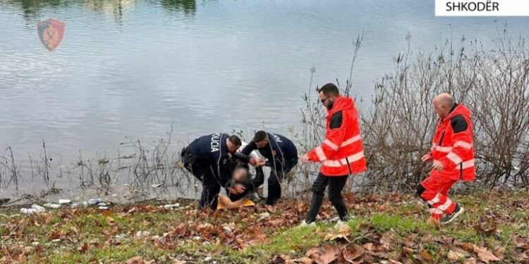 NDODH NË SHKODËR/ Tentoi t’i jepte fund jetës në ujërat e lumit Buna, dy efektivët shpëtojnë 75-vjeçarin