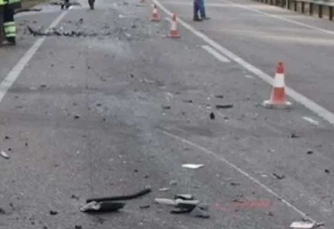 AKSIDENT NË PATOS/ Makina përplaset me kamioçinën, dy persona të plagosur