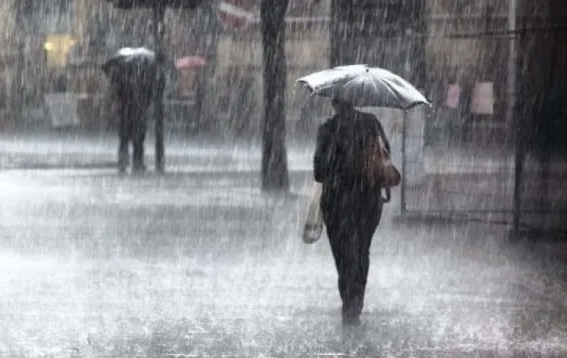 PARASHIKIMI I MOTIT/ Vranësira dhe rrebeshe shiu, në zonat malore borë, ja si do të jenë temperaturat sot