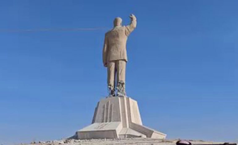 PAS RËNIES SË ASSAD/ Rrëzohet edhe statuja më e madhe e babait të tij