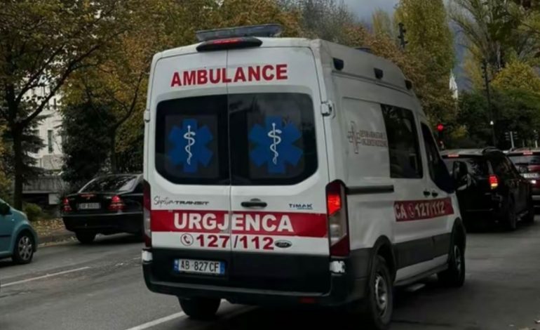 “NDIHEM I RREZIKUAR”/ Flet 17-vjeçari që u plagos me thikë brenda gjimnazit në Fier: Sherri nisi…