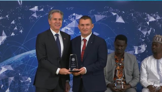 DASH DEKOROI DUMANIN/ Ambasada e SHBA: Të nderuar të punojmë përkrah kampionëve për të mposhtur korrupsionin