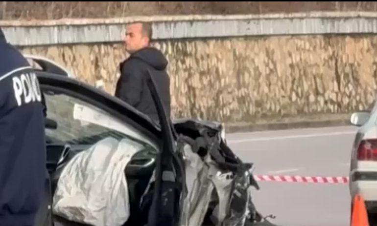 AKSIDENT I RËNDË NË POGRADEC/ Përplasen dy mjete, humb jetën një person