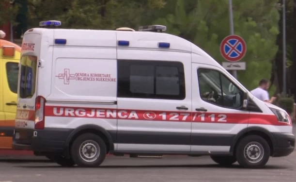 E RËNDË/ Pësoi arrest kardiak, 68-vjeçari në Fier humb jetën gjatë transportimit në spital