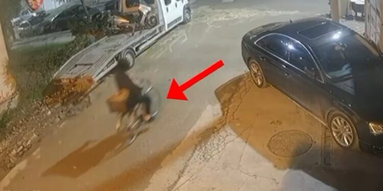TRITOLI NË VLORË/ Arrestohet autori, publikohen pamjet kur shkon me biçikletë te lokali