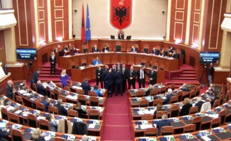 TENSIONE DHE DEBATE/ Çfarë pritet të ndodhë sot gjatë seancës plenare në Kuvend