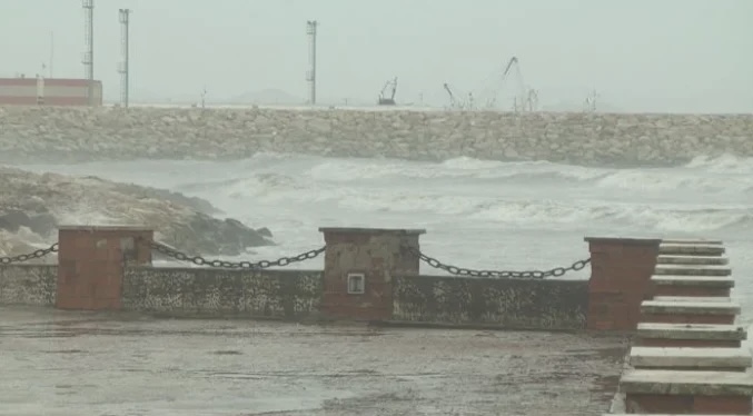 MOT I KEQ NË DURRËS DHE VLORË/ Pezullohet lundrimi i mjeteve të vogla