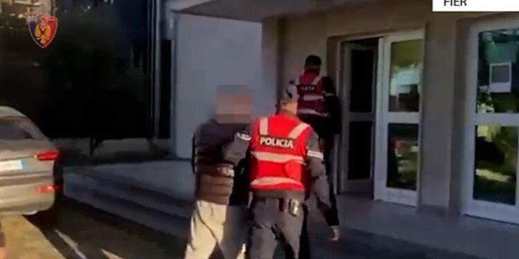EMRI/ U kap me dhjetëra doza të lëndës narkotike, përfundon në pranga 18-vjeçari në Fier