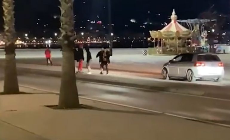 PAMJET SHQETËSUESE NË VLORË/ Fëmijët dalin para makinave në lëvizje dhe filmojnë video për “Tik Tok”