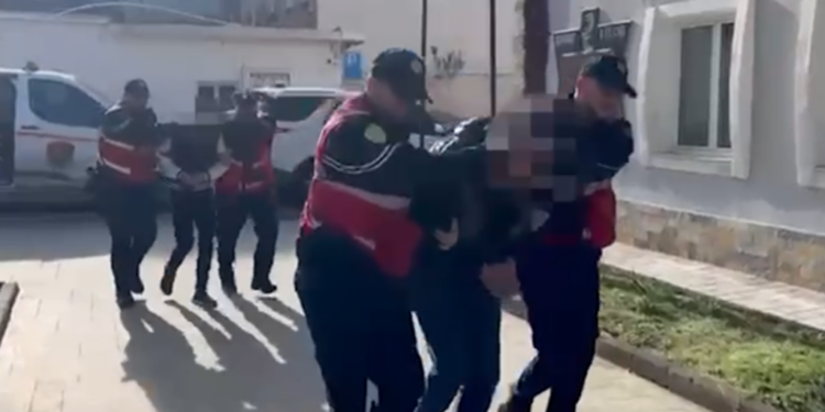 SHPËRNDANIN DOZA ME LËNDË NARKOTIKE/ Tre të arrestuar në Vlorë