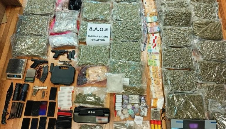 POLICIA GREKE “GODET” BANDËN ME KRYETAR SHQIPTARIN E NJOHUR SI “MONDI”/ Sekuestrohen drogë, armë e para kesh! 25 të arrestuar dhe 14 në kërkim