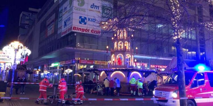 SULM TERRORIST NË GJERMANI/ Makina futet në tregun e Krishtlindjes në Magdeburg, humb jetën një person, plagosen dhjetëra të tjerë