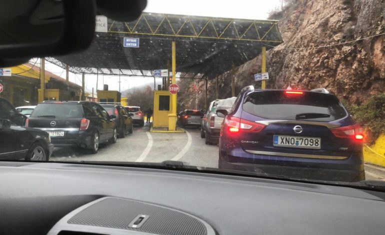 FESTAT E FUNDVITIT/ Shtohet fluksi i shqiptarëve në pikën kufitare të Kapshticës (PAMJET)