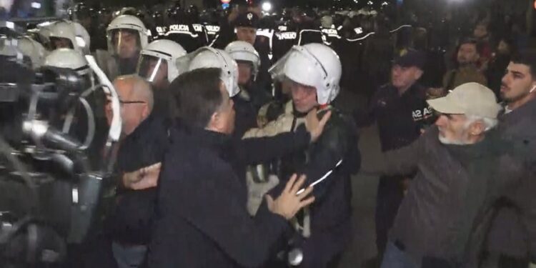 PROTESTA E OPOZITËS/ Berisha kërkon kaos dhe mosbindje civile; rrugët që do bllokohen