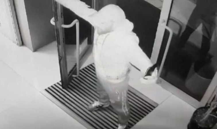 NDODH NË KORÇË/ Hyn me forcë brenda një banke të nivelit të dytë, sa vjen policia ikën me shpejtësi