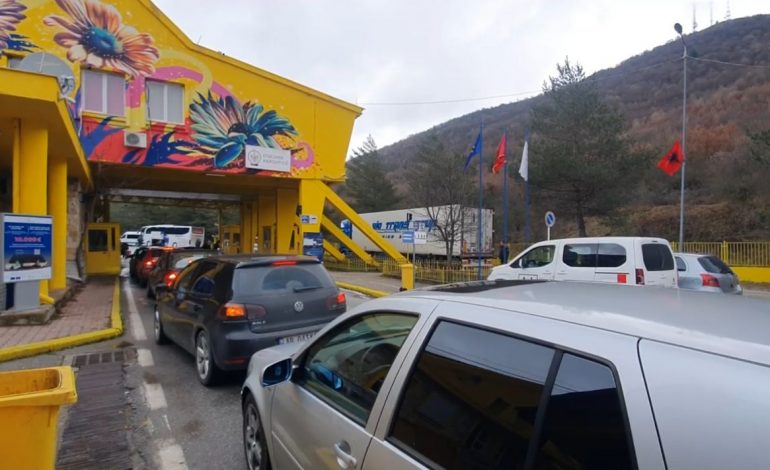 FLUKS EMIGRANTËSH NË DOGANËN E KAPSHTICËS/ Mijëra emigrantë rikthehen në atdhe për festat e fundvitit