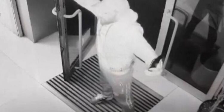 DETAJET/ Tentoi të grabiste bankën në Korçë, hajduti ishte ‘live’ në Tik Tok