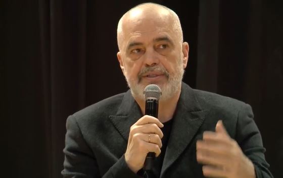 “DO BËJMË REALITET…”/ Rama shpërndan titujt e pronësisë për shtëpitë e trashëguara në Himarë