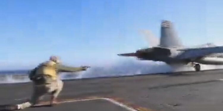 GABIM I MARINËS AMERIKANE/ SHBA rrëzon avionin e vet ndërsa bombardonte Jemenin