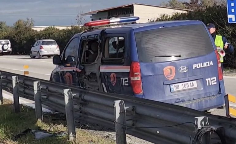 AKSIDENT I RËNDË NË FIER/ Makina i pret rrugën, furgoni i “Shqiponjave” përplaset me barrierën e rrugës