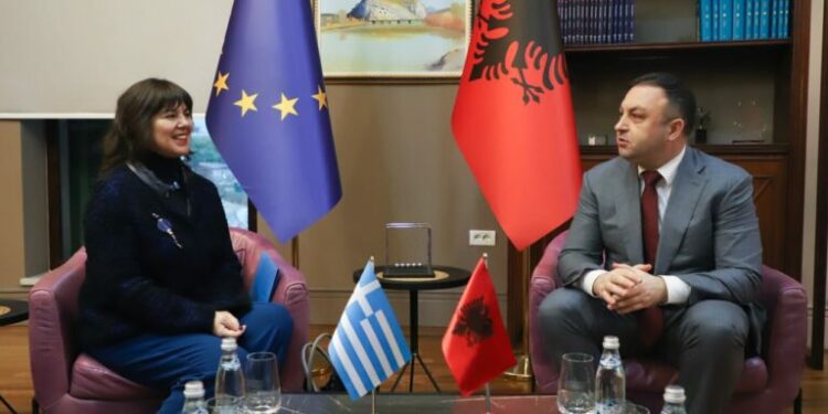 FLUKSI PËR FESTAT E FUNDVITIT/ Ministri Hoxha takim me ambasadoren greke: Shtim të sporteleve në kufi, për të lehtësuar lëvizjen e qytetarëve