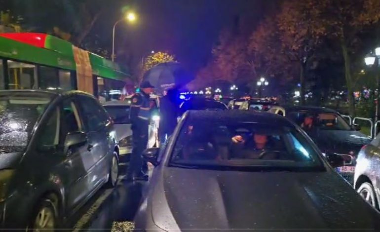 MOSBINDJA CIVILE/ Qytetarët bllokojnë rrugët, drejtuesit e mjeteve u bien borive. Kaos në Tiranë