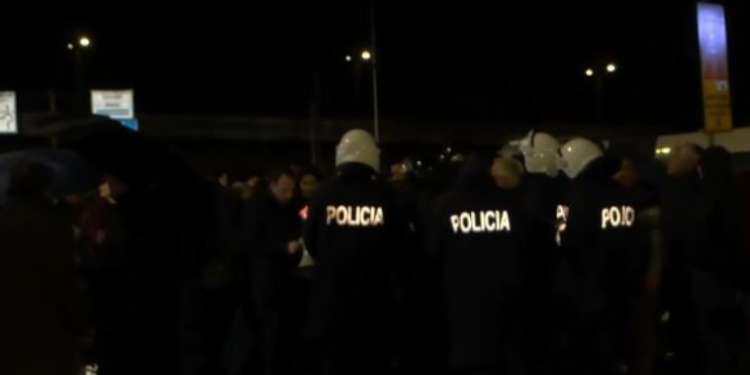 PROTESTA E OPOZITËS/ Bllokohet nëna me fëmijën e sëmurë në makinë, ndërhyn policia